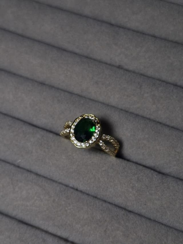 💚 Emerald Grace Ring
